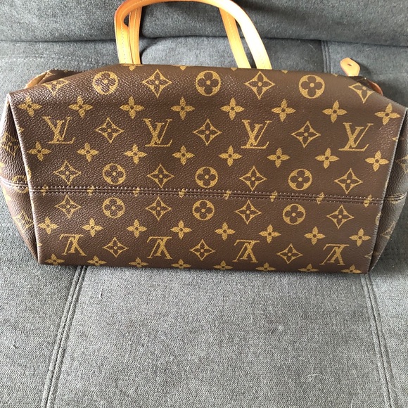 •Louis Vuitton Iéna MM Shoulder Bag• - Picture 7 of 8